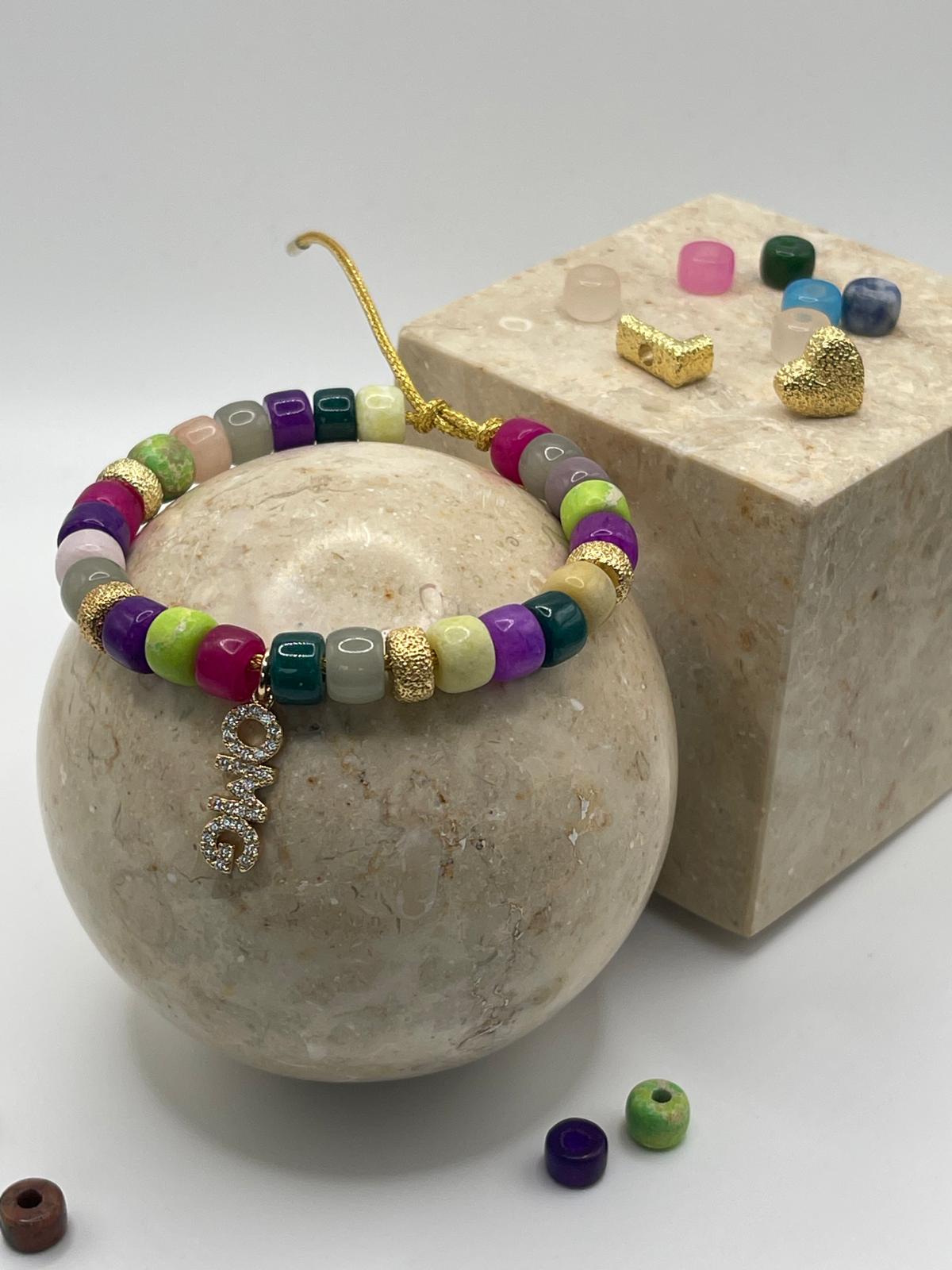 Charmes Armband mit funkelndem „OMG“-Kristallanhänger & Golddetails